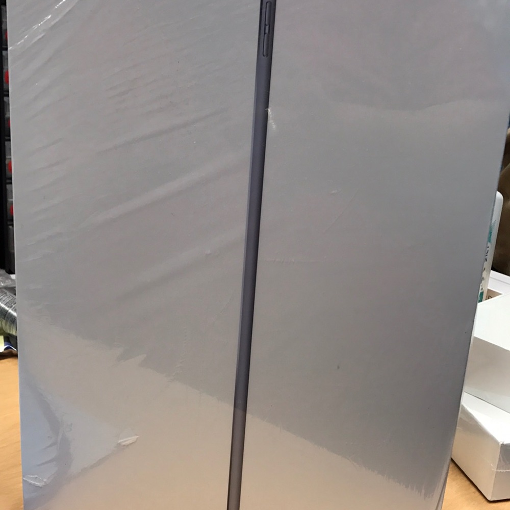 iPad Pro 32gb space gray 699$.